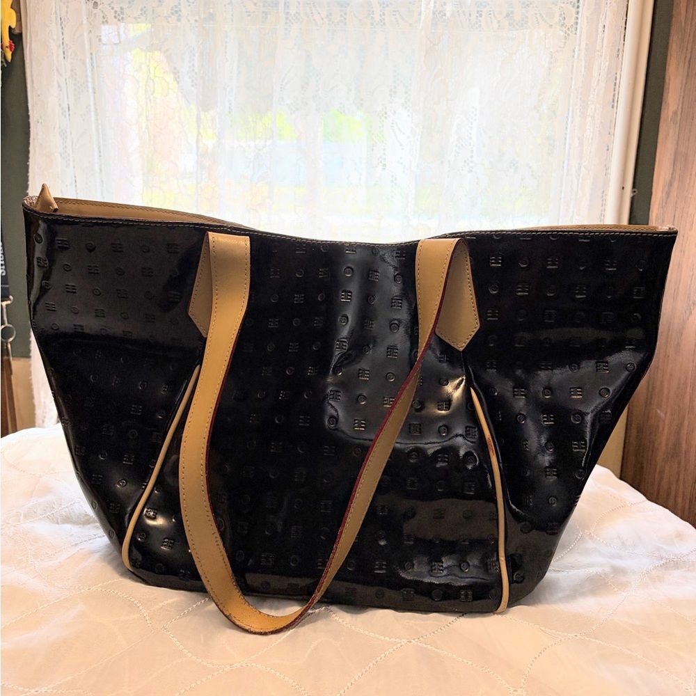 ARCADIA BLACK & TAN  PATENT LEATHER EXTRA LARGE ZIPPER TOTE HANDBAG